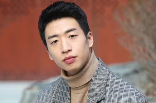 포즈 취하는 유수빈 (서울=연합뉴스) 강민지 기자 = 드라마 '사랑의 불시착'에 출연한 배우 유수빈이 서울 종로구 수송동 연합뉴스에서 진행된 인터뷰에 앞서 포즈를 취하고 있다. 2020.2.21 mjkang@yna.co.kr