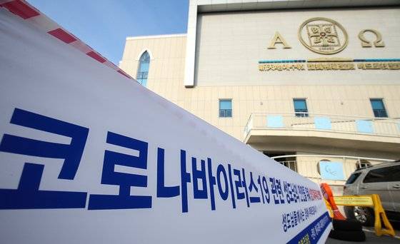 신천지 대구교회를 방문한 광주 시민 3명이 신종 코로나감염증(코로나19)의 확진 판정을 받은 가운데 21일 오전 광주 북구 신천지 베드로 지성전(광주교회)의 출입문이 굳게 잠겨 있다. 프리랜서 장정필