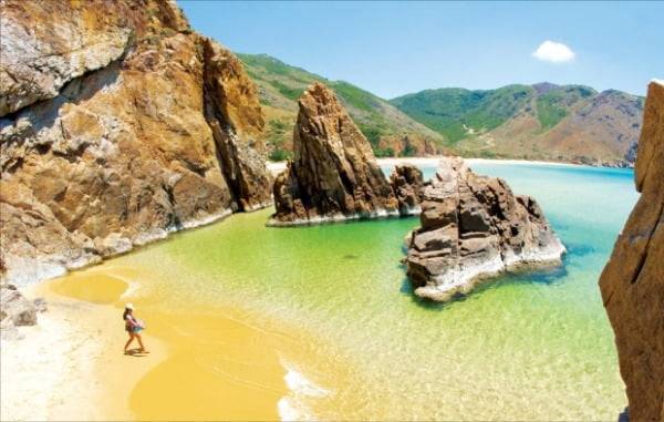 사람 손길이 닿지 않은 깨끗한 해변과 에메랄드빛 바다색깔이 인상적인 키코 비치