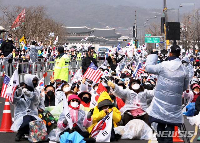 [서울=뉴시스]이윤청 기자 = 신종 코로나바이러스 감염증(코로나19) 확산 우려에 따라 서울시가 광화문광장 등에 대한 집회·시위 금지 조치를 밝힌 가운데 22일 서울 광화문광장 일대에서 정부 규탄 집회를 강행하고 있다. 2020.02.22. radiohead@newsis.com