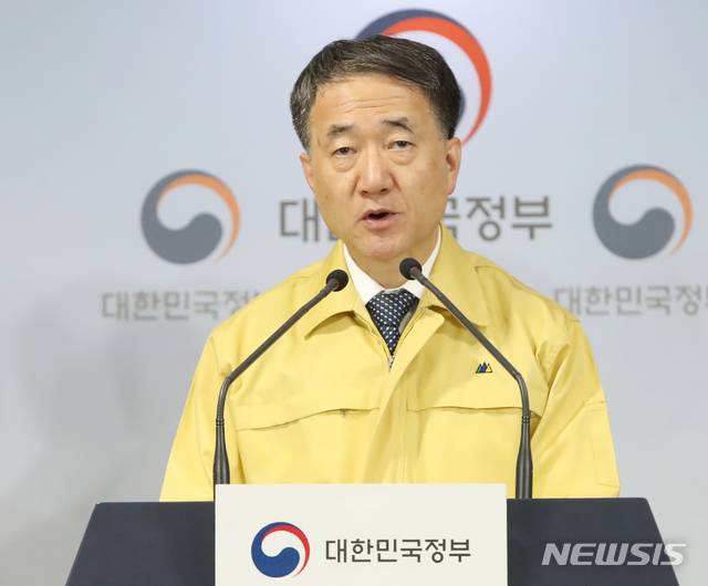 [서울=뉴시스] 조수정 기자 = 박능후 중앙사고수습본부장(보건복지부 장관)이 23일 오후 서울 세종로 정부서울청사 브리핑실에서 신종 코로나 바이러스 감염증(코로나19) 범정부 대책회의 결과를 브리핑 하고 있다. 정부는 위기 경보 단계를 '경계'에서 '심각'으로 격상하겠다고 밝혔다. 또 유치원, 초중고 및 특수학교 2020년 개학을 2일에서 9일로 연기하기로 했다. 2020.02.23. chocrystal@newsis.com