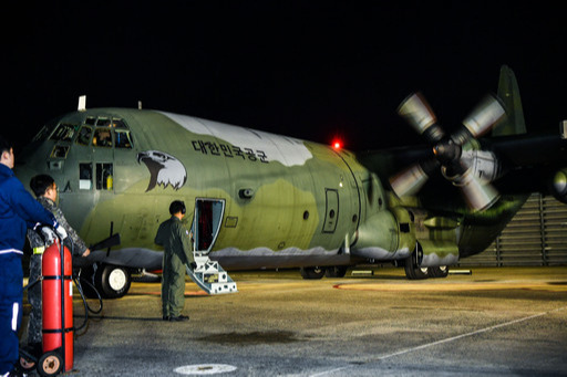 공군 C-130H 수송기가 야간비행을 위해 이륙준비를 하고 있다. 세계일보 자료사진