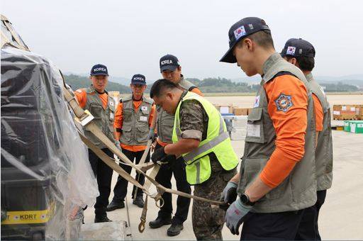 119 구조대원과 공군 장병들이 C-130H 수송기에 적재할 물자를 포장하는 훈련을 하고 있다. 세계일보 자료사진