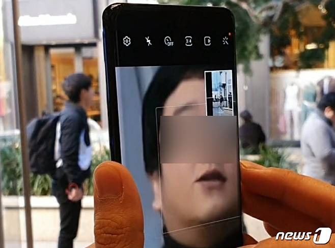 삼성전자 갤럭시S20 울트라의 줌기능으로 건너편 상점 앞에서 걸어가는 사람 얼굴을 75배줌 해서 따라다녀봤다. © 뉴스1