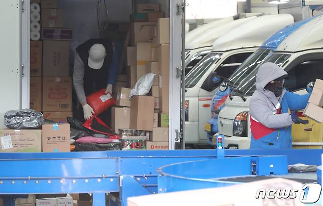 신종 코로나바이러스 감염증 확산에 따라 이커머스를 이용하는 고객이 증가하면서 택배물량도 급속도로 증가할 것으로 전망되고 있다. 4일 경기 고양시 한 물류센터에서 직원들이 분주히 물류를 분류하고 있다. 2020.2.4/뉴스1 © News1 송원영 기자