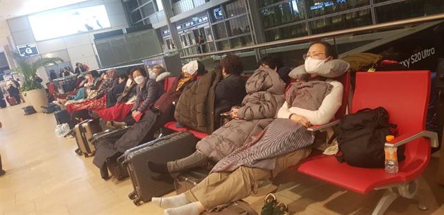 한국인 관광객들이 22일(현지시각) 이스라엘 텔아비브 벤구리온 공항에서 의자에 앉아 잠을 청하고 있다.  독자 제공
