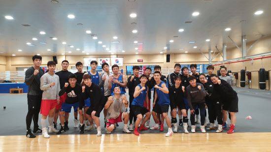 한국 복싱 대표팀 선수들이 지난달 진천선수촌 복싱장에서 올림픽 지역 예선에 대비한 훈련을 마치고 포즈를 취하고 있다. 진천=이동환 기자