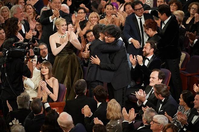 봉준호 감독(사진 가운데)이 아카데미 시상식에서 수상자로 호명된 후, 참석자들이 박수 치는 모습 (사진=A.M.P.A.S.® 제공)