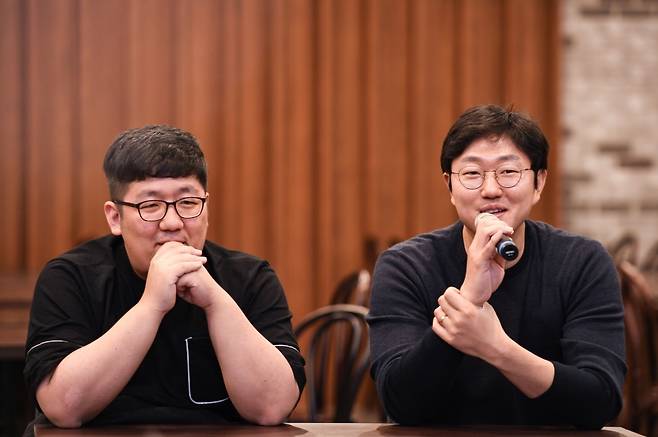 ▲ 취재진의 질문에 답하고 있는 '스토브리그' 이신화 작가, 정동윤 PD(왼쪽부터). 제공| SBS