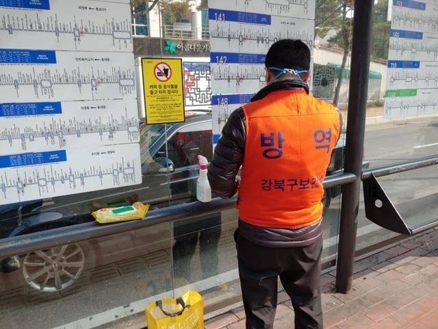 서울시, 코로나19 피해 계층 위한 공공일자리 1천700개 개설 (서울=연합뉴스) 서울시가 코로나19 확산에 따른 피해업종 종사자와 실직한 취약계층 시민을 위한 공공 일자리 1천700개를 만들고 구직자를 다음 달 6일까지 모집한다고 24일 밝혔다.      사진은 버스정류장 방역소독 모습. 2020.2.24      [서울시 제공. 재판매 및 DB 금지] photo@yna.co.kr