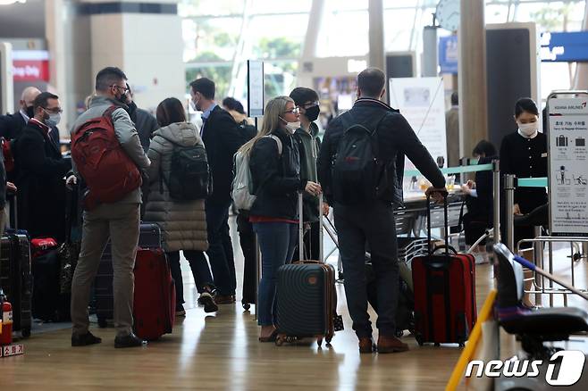 국내 신종 코로나바이러스 감염증(코로나19) 확진자가 늘면서 한국에서 들어오는 외국인을 막거나 입국 절차를 강화하는 국가가 늘고 있다. 2020.2.24/뉴스1 © News1 황기선 기자