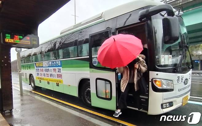 25일 오후 울산시 남구 무거동 신복로터리 중간 정류소에 정차한 시외·고속버스에서 마스크를 쓴 승객들이 하차하고 있다. 2020.2.21/뉴스1 © News1