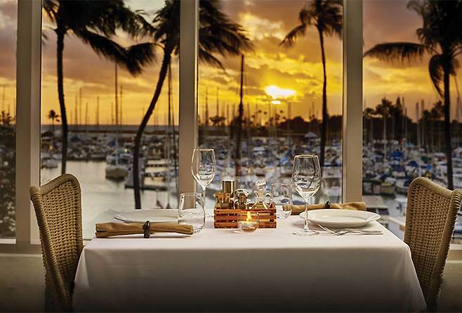 호텔의 시그너처 레스토랑인 ‘원헌드레드 세일즈 레스토랑&바’에서는 요트 선착장을 배경으로 로맨틱한 식사를 즐길 수 있다.