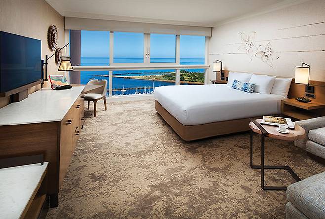 고급스러우면서도 세련된 모던함이 엿보이는 객실 인테리어.