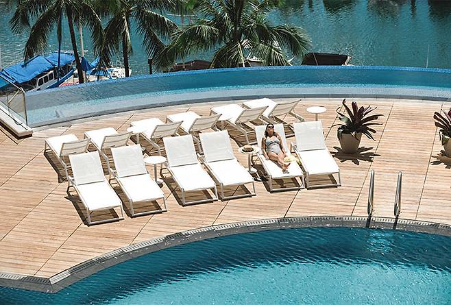 마치 바다 한가운데 떠 있는 듯한 파노라마 뷰를 선사하는 인피니티 풀.