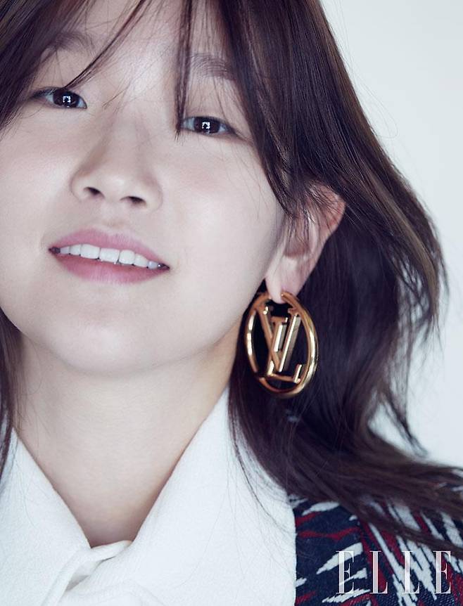 로고 장식의 후프 이어링과 화이트 셔츠, 재킷은 모두 Louis Vuitton.