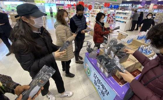 24일 부산 메가마트 동래점을 찾은 고객들이 신종 코로나 바이러스 감염증(코로나19) 예방을 위해 마스크를 구입하고 있다. 이날 메가마트 동래점은 마스크 1만장을 준비해 판매했다. [뉴스1]