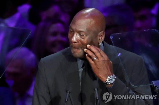 25일(한국시간) LA 스테이플센터에서 열린 코비 브라이언트의  추모식에서 '농구 황제' 마이클 조던이 추모 연설을 하며 뜨거운 눈물을 흘리고 있다. [로이터=연합뉴스]
