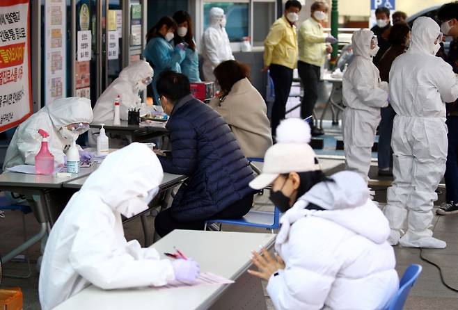 대구에서 코로나19 감염증 환자가 급증하는 가운데 2월21일 오후 대구시 남구 보건소에 의심환자들이 몰려들고 있다. 남구에는 코로나19 확산을 가져온 것으로 지목받는 신천지 교회가 있다. ⓒ연합뉴스