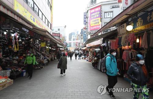코로나19 확산 여파에 한산한 남대문시장 (서울=연합뉴스) 류효림 기자 = 신종 코로나바이러스(코로나19)의 지역사회 확산 가능성이 커지고 있는 24일 서울 남대문이 한산한 모습이다. 2020.2.24 ryousanta@yna.co.kr
