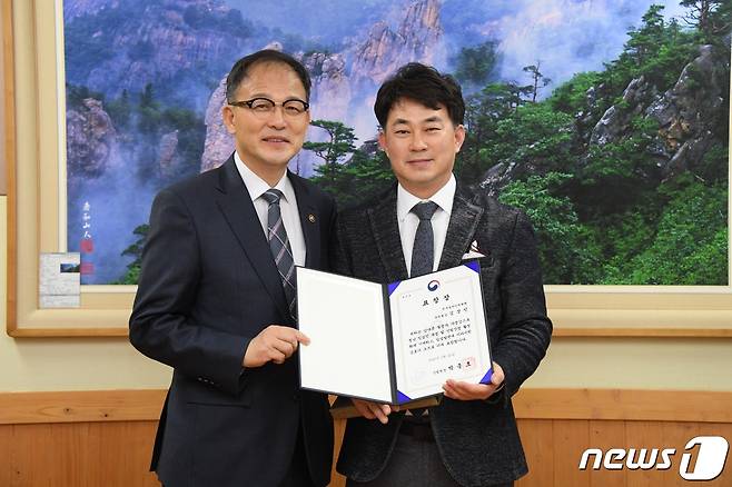 김상민 농어민위원장(오른쪽)이 청년임업인 육성과 산림경영활성화 기여, 대한민국 임업 발전에 이바지한 공로로 박종호 산림청장에게 표창을 받았다.(전북도당제공) 2020.2.26 /뉴스1