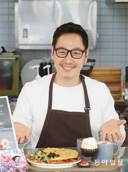 김풍 작가가 개발한 ‘M페라 메뉴’. 피자와 음료 3종으로 구성했다. 안철민 기자 acm08@donga.com
