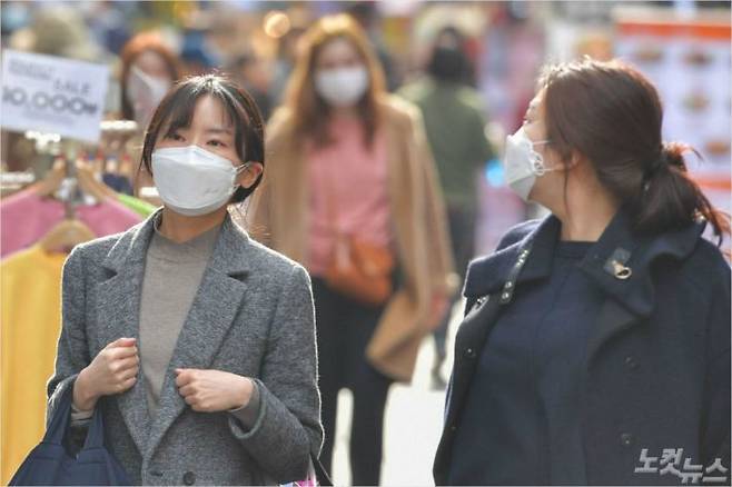 서울 명동을 찾은 시민과 관광객들이 마스크를 착용한채 걷고 있다. (자료사진=황진환 기자)