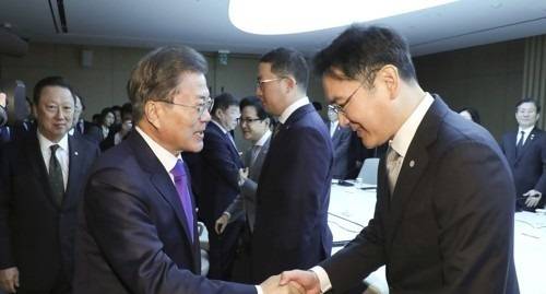 문재인(왼쪽) 대통령이 13일 오전 서울 대한상공회의소에서 열린 코로나19 대응 경제계 간담회에서 이재용 삼성전자 부회장과 인사하고 있다. 연합뉴스