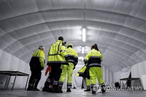 코로나19 대비 로마 병원에 설치된 에어돔 (로마 EPA=연합뉴스) 이탈리아 응급 구조대가 25일(현지시간) 신종 코로나바이러스 감염증(코로나19) 확진자가 늘어날 것에 대비해 로마 스팔란차니 병원에 에어돔을 설치하고 있다. ucham1789@yna.co.kr