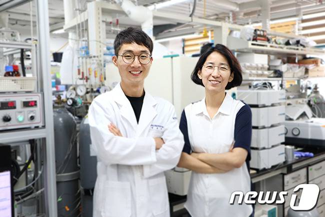 정호진 박사과정(왼쪽)과 이현주 교수가 기념사진을 촬영하고 있다.(KAIST 제공)© 뉴스1