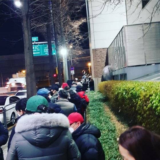 27일 오전 4시 코스트코 양재점 앞 마스크 구매 번호표를 받으려고 줄을 선 시민들. [독자 제공]