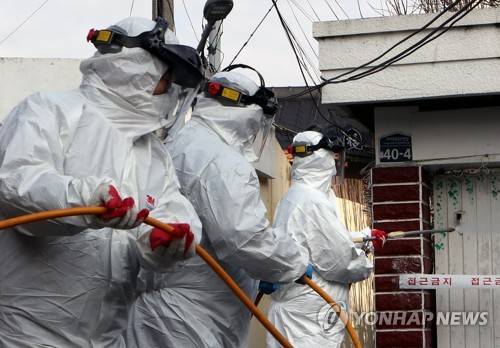 신천지 관련 시설 방역작업 (부산=연합뉴스) 강덕철 기자 = 27일 오전 부산 부산진구 신천지 관련 시설 출입구 앞에서 부산진구 방역팀이 방역작업을 펼치고 있다. 부산진구는 동별로 코로나19 사태가 종식될 때까지 신천지 관련 시설을 폐쇄하고 신도들이 출입하지 못하도록 주기적으로 순찰을 하기로 했다. 2020.2.27 kangdcc@yna.co.kr