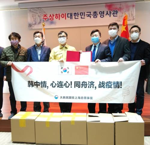 (상하이=연합뉴스) 최영삼 주상하이 총영사(왼쪽에서 세번째)와 장샤오쑹(張小松) 상하이시 외사판공실 주임(오른쪽에서 세번째)이 27일 마스크 기증식 후 기념사진 촬영을 하고 있다. 2020.2.27 [주상하이 총영사관 제공. DB 및 재판매 금지.]  photo@yna.co.kr  (끝)