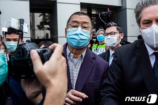 홍콩 빈과일보 사주 지미 라이(가운데)가 28일 경찰에 체포됐다가 풀려났다. © AFP=뉴스1