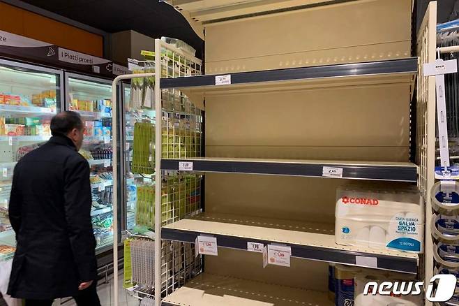 (밀라노 AFP=뉴스1) 우동명 기자 = 지난 25일 (현지시간) 코로나 19 감염증 확산 속 이탈리아 밀라노 슈퍼마켓의 텅 빈 선반의 모습이 보인다.   © AFP=뉴스1  <저작권자 © 뉴스1코리아, 무단전재 및 재배포 금지>