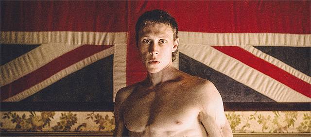 네드 켈리는 호주의 저항을 상징하는 국민 아이콘으로, 영화나 책으로 수차례 만들어졌다. 사진은 조지 매케이가 네드 켈리 역을 맡은 영화 ‘켈리 갱의 진짜 이야기’. 올해 영국과 미국 개봉을 앞두고 있다. ⓒCourtesy of TIFF