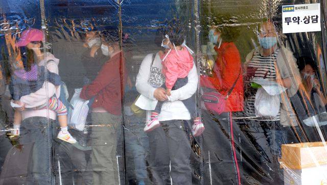 [신종플루] 2009년 10월 가운데 거점병원인 이대부속 병원의 신종플루 환자 진료실 앞에 환자와 보호자가 처방을 기다리고 있다. 배우한기자