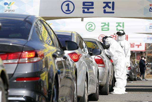 [코로나19] 27일 경기 고양시 주교동 내 공용주차장에 마련된 차에 탄 채로 검사받는 '드라이브 스루(Drive Thry)' 식 선별진료소인 '고양 안심 카 선별진료소'가 운영되고 있다. 뉴시스