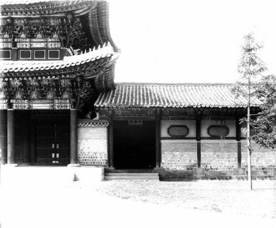 문신이 드나들었다는 일화문. 해와 달이 왕의 공간으로 통하는 문으로 구성된 근정전은 동양적 자연사상을 품은 신성한 공간으로의 의미가 크다. 일제강점기 촬영. [사진 국립중앙박물관]