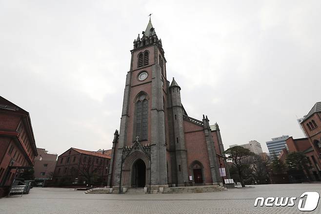 신종 코로나바이러스 감염증(코로나 19)이 급속히 확산하며 대한민국 종교가 사실상 멈춰 섰다. 천주교와 불교가 모든 일요일 행사를 중단한 1일 오전 서울 명동성당 대성당이 한산한 모습을 보이고 있다. 명동성당이 소속된 천주교 서울대교구는 3월 10일까지 교구 내 232개 모든 성당과 관련 시설에서 열리는 미사와 모임, 행사 등을 전면 중단한다고 밝혔다. 2020.3.1/뉴스1 © News1 박지혜 기자