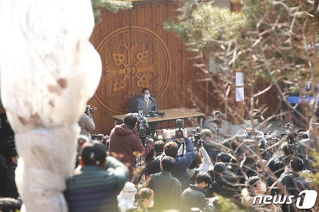 이만희 신천지예수교 증거장막성전(이하 신천지) 총회장이 2일 오후 경기 가평 신천지 평화의 궁전에서 코로나바이러스 감염증(코로나19) 사태와 관련해 공식 입장을 밝히는 기자회견을 하고 있다. 신천지 신도 사이에서 코로나19 확진자가 급증한 뒤, 이 총회장이 공식석상에서 입장을 밝히는 것은 처음이다.2020.3.2/뉴스1 © News1 신웅수 기자