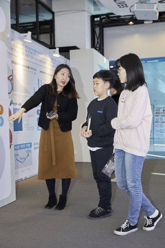 국립중앙과학관 전시총괄과 임지혜(왼쪽) 주무관이 박상우(가운데)·김수연 학생기자에게 항생제 오남용에 대해 설명하고 있다.