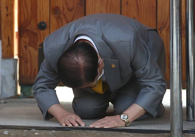 이만희 신천지 총회장이 2일 오후 경기도 가평군 신천지 연수원 '평화의 궁전'에서 열린 기자회견 도중 절을 하고 있다. 변선구 기자