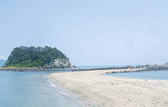 드물지만 무인도가 법원 경매에 종종 등장한다. ‘나만의 섬’을 꿈꾸는 틈새 수요가 적지 않다. <매경DB>