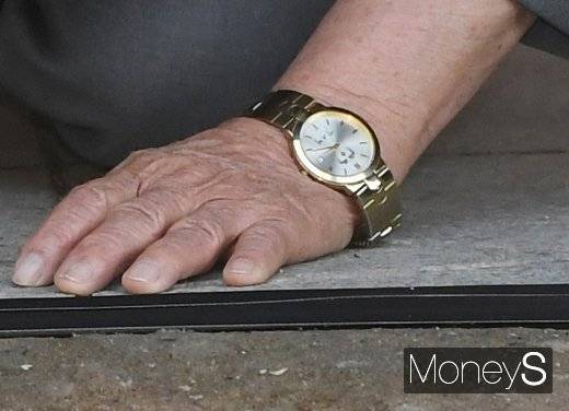 이만희 신천지예수교 증거장막성전(이하 신천지) 총회장이 2일 기자회견장에 차고 온 박근혜 전 대통령 기념 시계가 '가짜 논란'에 휩싸였다. /사진=임한별 기자