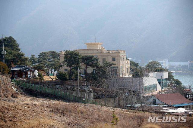 [가평=뉴시스]김선웅 기자 = 이만희 신천지예수교회 총회장의 코로나19 사태 관련 기자회견을 앞둔 2일 오후 경기 가평시 청평면 신천지 평화연수원에 적막이 흐르고 있다. 2020.03.02. mangusta@newsis.com