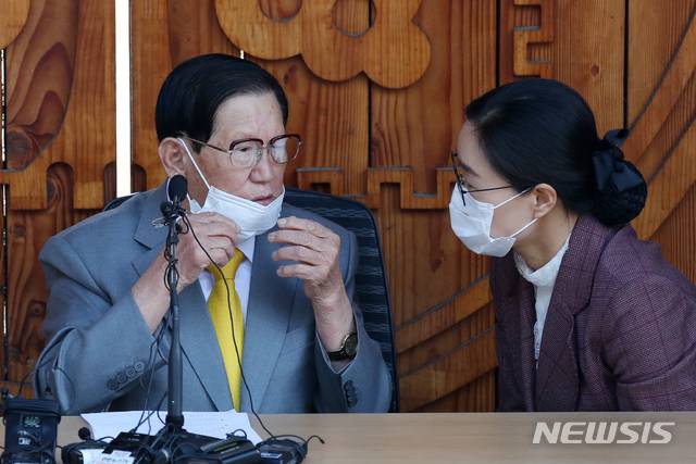 [가평=뉴시스] 김선웅 기자 = 이만희 신천지예수교 증거장막성전 총회장이 2일 오후 경기 가평 평화연수원에서 신종 코로나바이러스 감염증(코로나19) 관련 기자회견을 하고 있다. 2020.03.02. photo@newsis.com