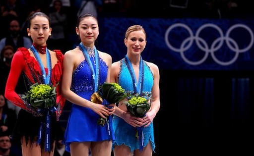 2010년 제21회 밴쿠버 동계올림픽 시상식서 금메달을 수상한 김연아(가운데)선수와 은메달 아사다마오(왼쪽)선수, 동메달 조애니 로셰트(오른쪽) 선수. 사진=연합뉴스