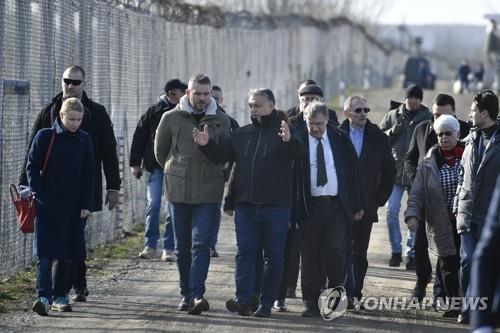 헝가리-세르비아 접경지에 마련한 난민 수용소를 둘러보는 헝가리 총리(가운데) [AP=연합뉴스]