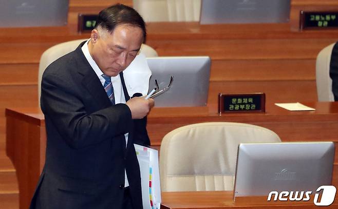 홍남기 경제부총리 겸 기획재정부 장관이 3일 서울 여의도 국회 본회의장에서 열린 제376회 국회(임시회) 제6차 본회의에 출석하고 있다. 이날 여야 의원들은 경제에 관한 대정부 질문을 했다. 2020.3.3/뉴스1 © News1 김명섭 기자